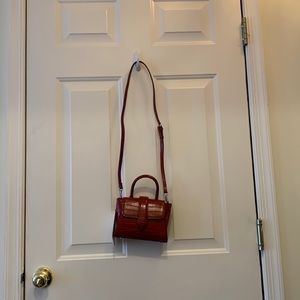 I’m selling these brand new Zara purse. New with tag.